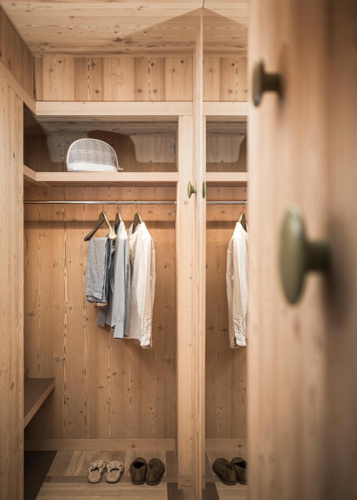 Falkensteiner Hotel Kronplatz - The Leading Hotels Of The World (Adults Only) ริสโคเน ห้อง รูปภาพ A wardrobe