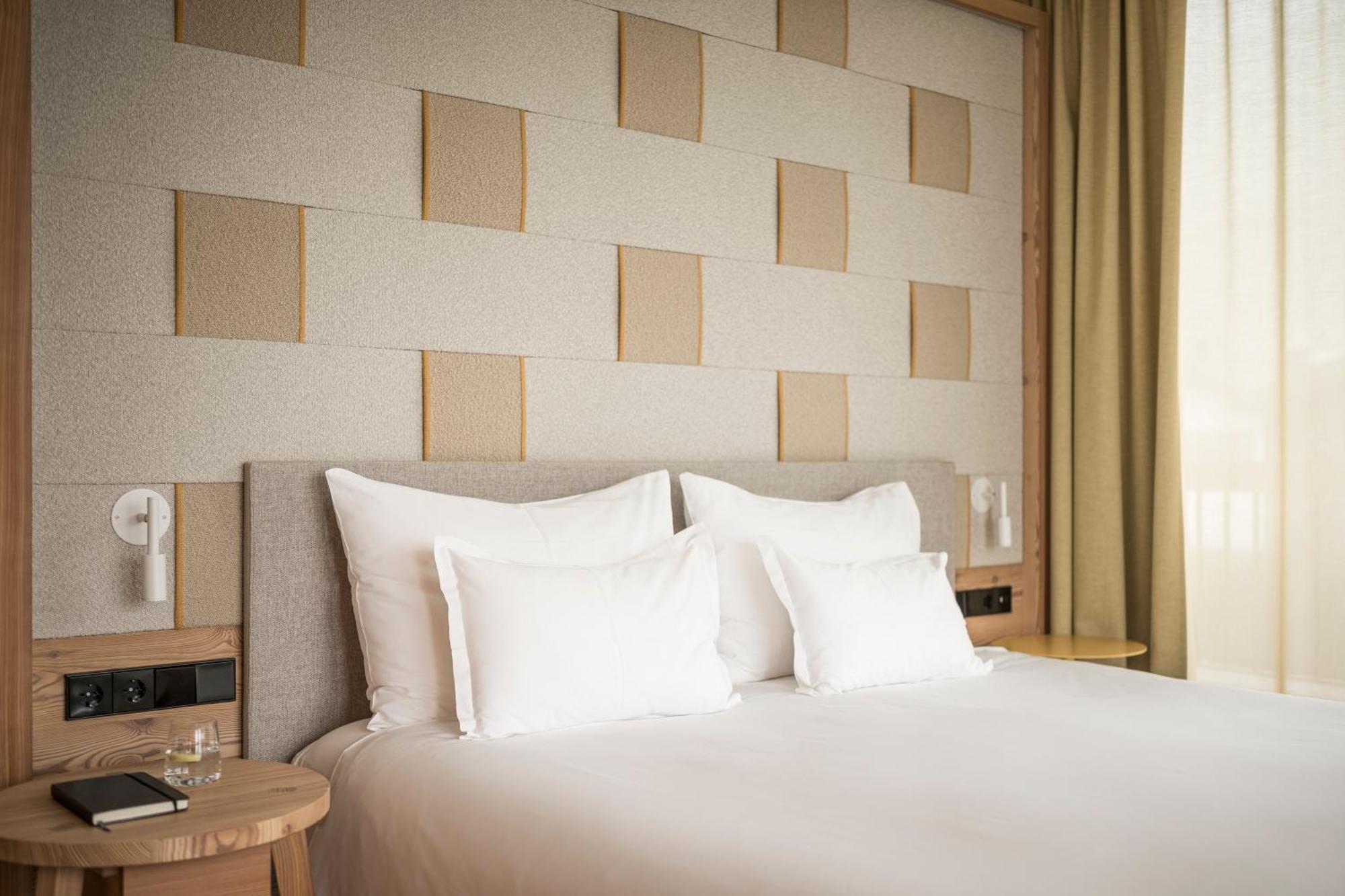 Falkensteiner Hotel Kronplatz - The Leading Hotels Of The World (Adults Only) ริสโคเน ภายนอก รูปภาพ A bedroom at the hotel
